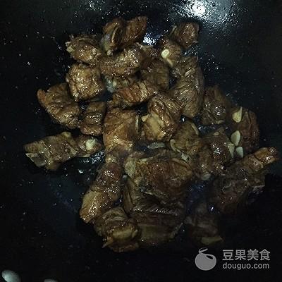 红烧猪排骨如何做，红烧猪排骨如何做才好吃（红烧排骨的做法）