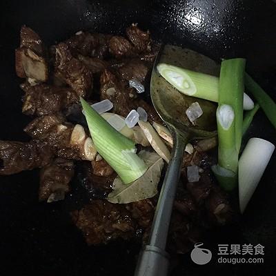 红烧猪排骨如何做，红烧猪排骨如何做才好吃（红烧排骨的做法）