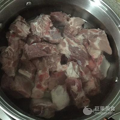 红烧猪排骨如何做，红烧猪排骨如何做才好吃（红烧排骨的做法）