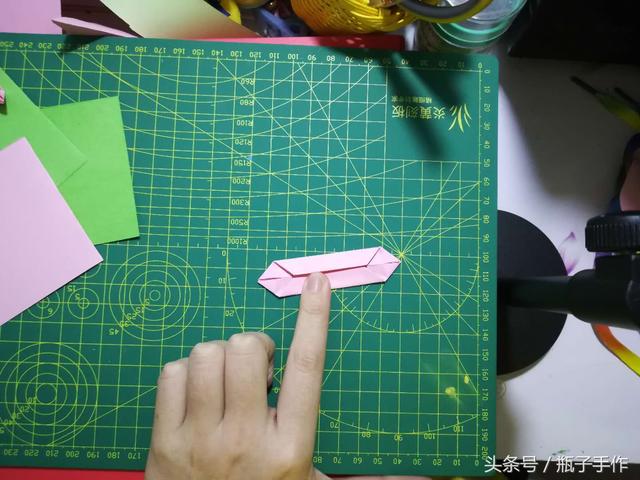 荷花折纸步骤图解，纸荷花的折法（出淤泥而不染-瓶子手作）