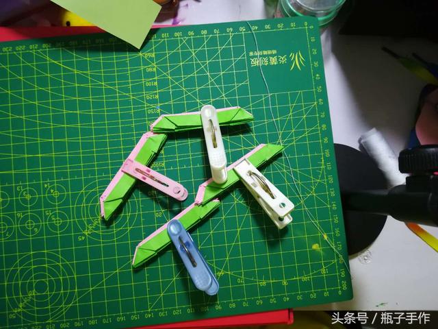 荷花折纸步骤图解，纸荷花的折法（出淤泥而不染-瓶子手作）