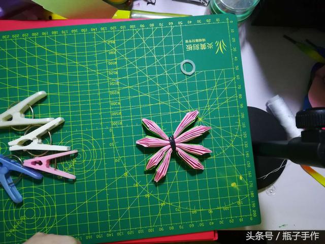 荷花折纸步骤图解，纸荷花的折法（出淤泥而不染-瓶子手作）