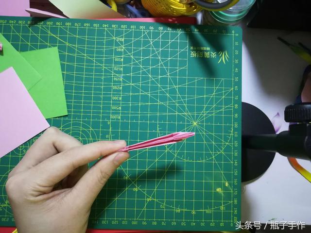荷花折纸步骤图解，纸荷花的折法（出淤泥而不染-瓶子手作）