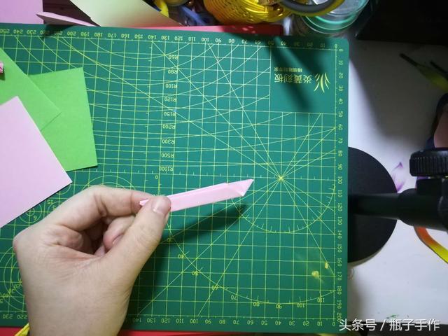 荷花折纸步骤图解，纸荷花的折法（出淤泥而不染-瓶子手作）