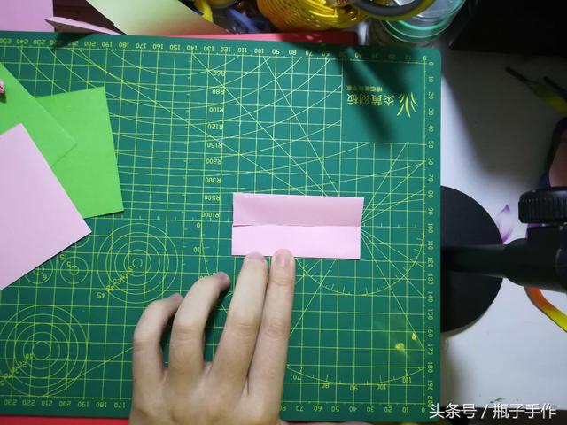 荷花折纸步骤图解，纸荷花的折法（出淤泥而不染-瓶子手作）