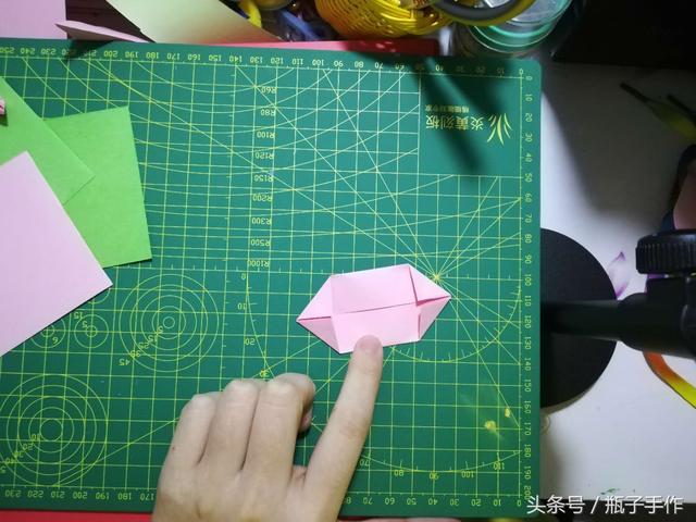 荷花折纸步骤图解，纸荷花的折法（出淤泥而不染-瓶子手作）