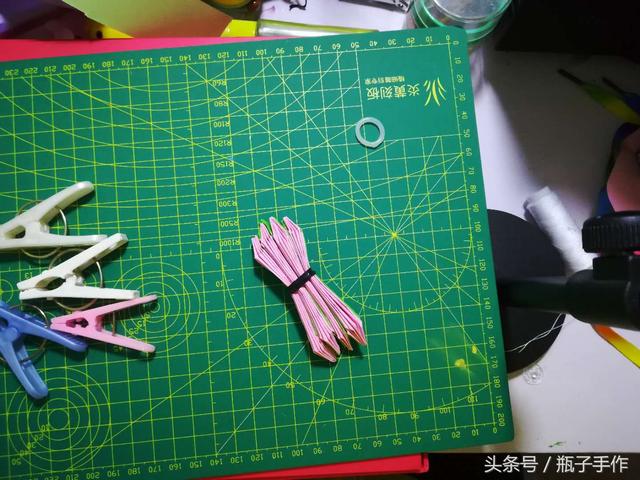 荷花折纸步骤图解，纸荷花的折法（出淤泥而不染-瓶子手作）