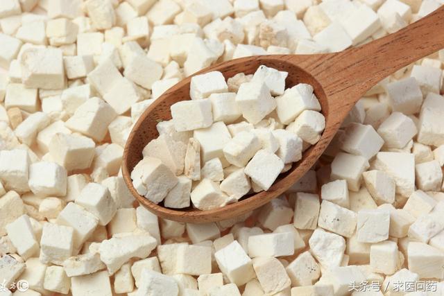 茯苓泡水喝的功效与作用，黄芪茯苓泡水喝的功效与作用（健脾生津、运湿止利、运脾止呕、益气固表）