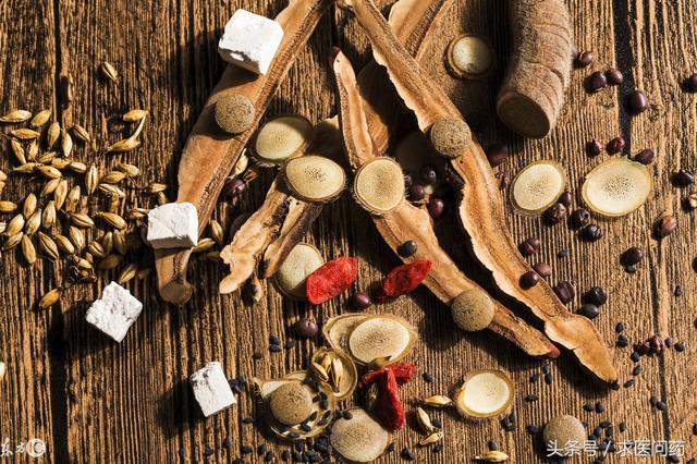 茯苓泡水喝的功效与作用，黄芪茯苓泡水喝的功效与作用（健脾生津、运湿止利、运脾止呕、益气固表）