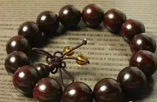 小叶紫檀手串真假辨别，怎么辨别小叶紫檀手串真假（五大黄金鉴定法则告诉你真假）