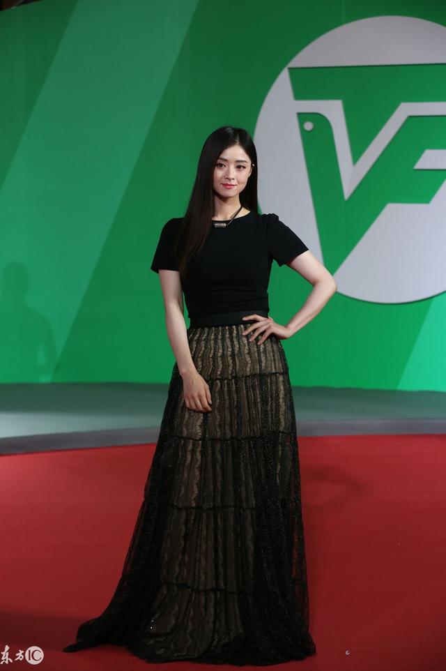 胸太大撑爆衣服，女生胸酸疼怎么办（有时候胸部太大也是一种缺点有的女孩就犯了点错误）