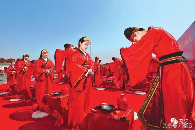 婚礼上伴娘团要统一着装吗，结婚一定要伴娘团吗（河南人的婚礼发生了哪些变化）