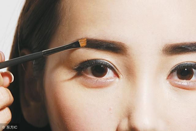新手怎么画眼线，眼线笔怎么画初学者（怎样减少画眼线的伤害）