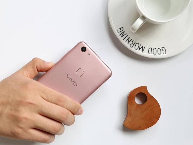 vivo y75评测，vivo应用商店官网（这部机玩一年都有感觉）