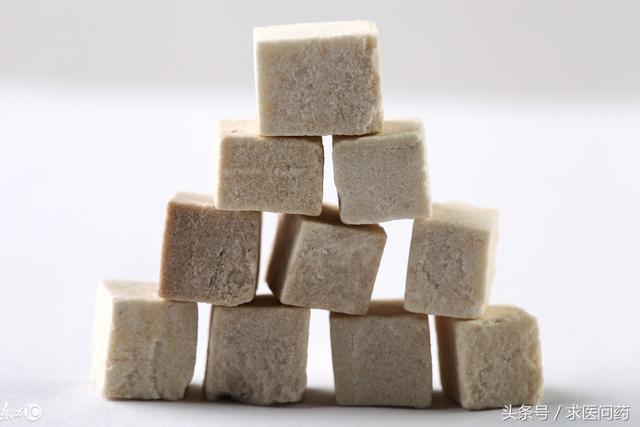 茯苓泡水喝的功效与作用，黄芪茯苓泡水喝的功效与作用（健脾生津、运湿止利、运脾止呕、益气固表）