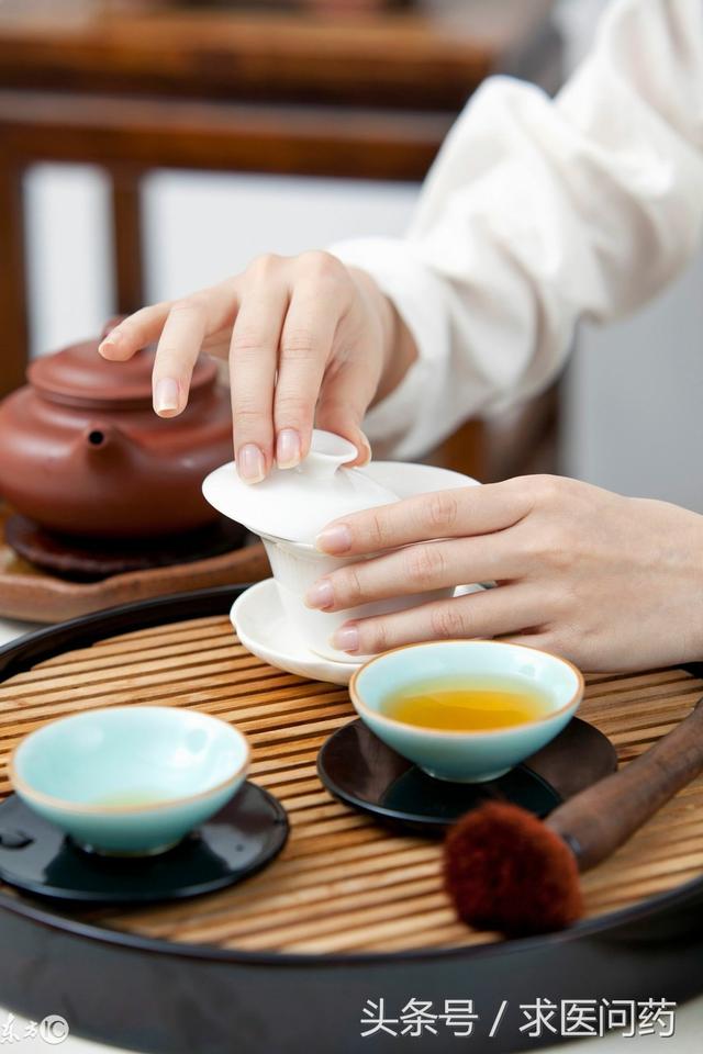 茯苓泡水喝的功效与作用，黄芪茯苓泡水喝的功效与作用（健脾生津、运湿止利、运脾止呕、益气固表）