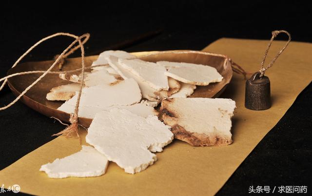 茯苓泡水喝的功效与作用，黄芪茯苓泡水喝的功效与作用（健脾生津、运湿止利、运脾止呕、益气固表）