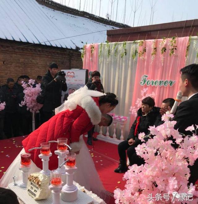 婚礼上伴娘团要统一着装吗，结婚一定要伴娘团吗（河南人的婚礼发生了哪些变化）