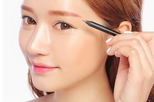 新手怎么画眼线，眼线笔怎么画初学者（怎样减少画眼线的伤害）