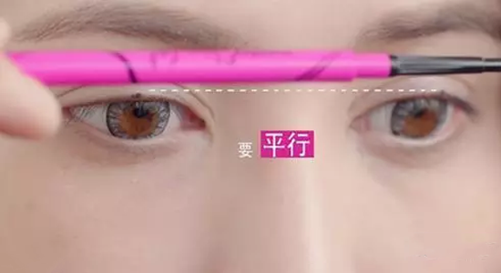 新手怎么画眼线，眼线笔怎么画初学者（怎样减少画眼线的伤害）