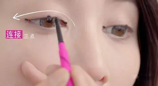新手怎么画眼线，眼线笔怎么画初学者（怎样减少画眼线的伤害）