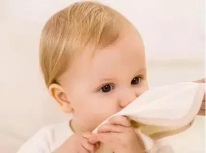 小孩子鼻塞怎么办怎样让鼻通气，宝宝鼻塞不通气小妙招（宝宝鼻塞，很实用的通气妙招）