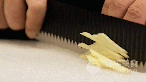 蒜苗炒肉的做法，蒜苔炒肉的做法家常菜视频（蒜苔炒肉的做法）