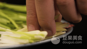 蒜苗炒肉的做法，蒜苔炒肉的做法家常菜视频（蒜苔炒肉的做法）