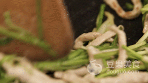 蒜苗炒肉的做法，蒜苔炒肉的做法家常菜视频（蒜苔炒肉的做法）