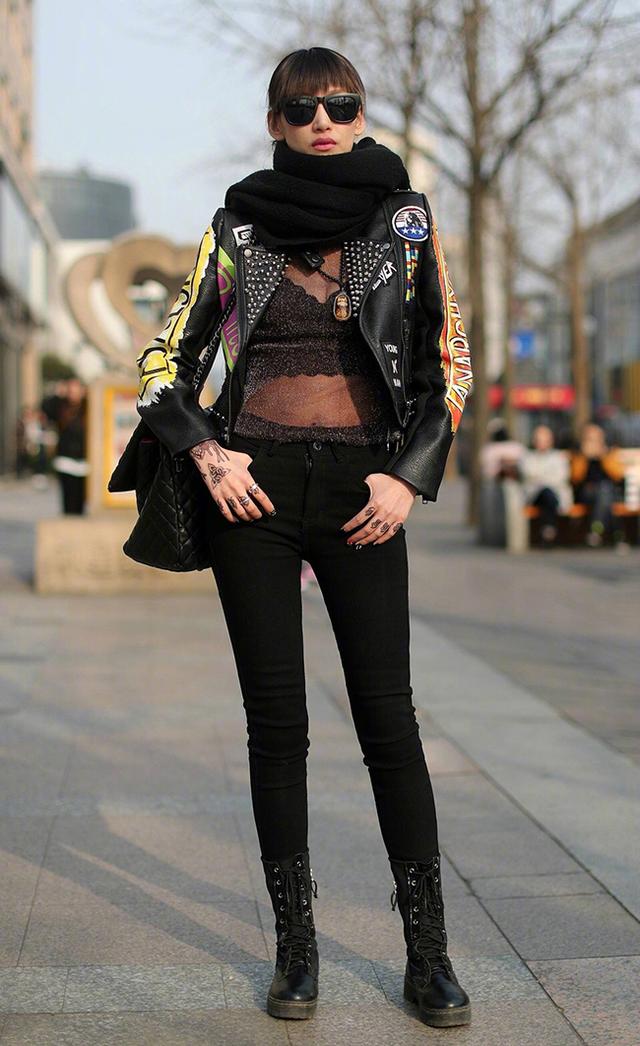 短款皮衣怎么搭配显帅气，短款皮衣怎么搭配显帅气女生（短款皮夹克如何搭配才帅气又时髦）