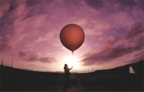 热气球是谁发明的，热气球是谁发明出来的（最早载人上天的热气球）