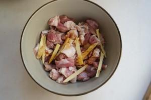 爆焖羔羊肉怎么做，发焖羊肉的做法大全（喷香羊肉焖饭的做法）