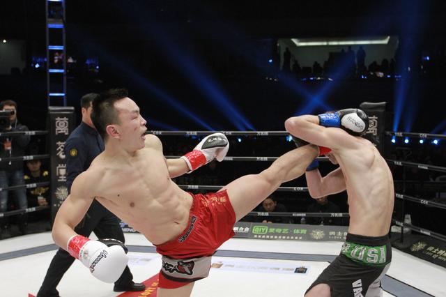 勇士的荣耀铁英华飞膝，飞膝KO泰拳王、加冕GOH王者、重创世界第一