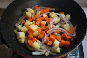 爆焖羔羊肉怎么做，发焖羊肉的做法大全（喷香羊肉焖饭的做法）