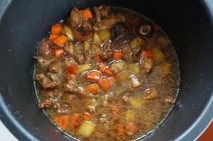 爆焖羔羊肉怎么做，发焖羊肉的做法大全（喷香羊肉焖饭的做法）