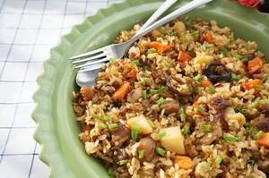 爆焖羔羊肉怎么做，发焖羊肉的做法大全（喷香羊肉焖饭的做法）