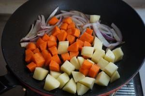 爆焖羔羊肉怎么做，发焖羊肉的做法大全（喷香羊肉焖饭的做法）