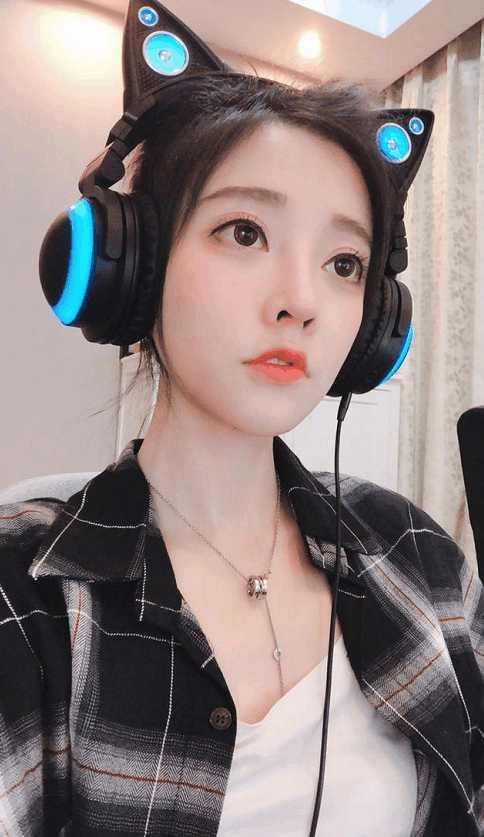 冯提莫耳机戴法，冯提莫耳机戴法图解（冯提莫狂秀10分“大长腿”）