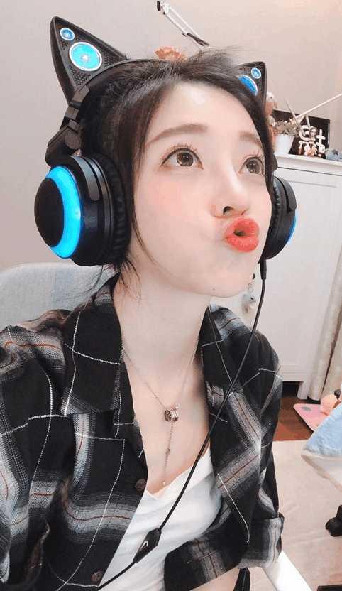冯提莫耳机戴法，冯提莫耳机戴法图解（冯提莫狂秀10分“大长腿”）
