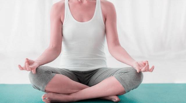 女生经常盘腿坐的好处和坏处，盘腿坐的好处和坏处（盘腿坐对膝盖有伤害吗）