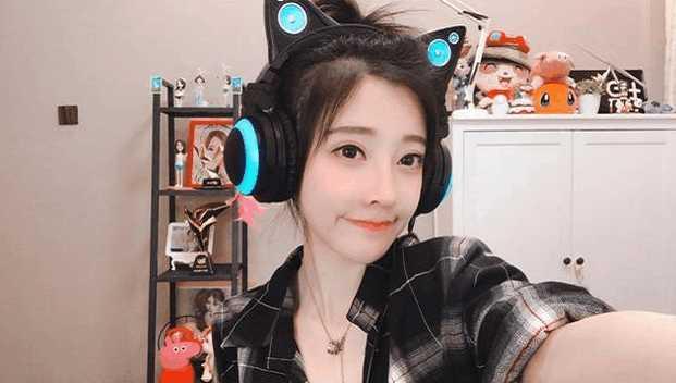 冯提莫耳机戴法，冯提莫耳机戴法图解（冯提莫狂秀10分“大长腿”）