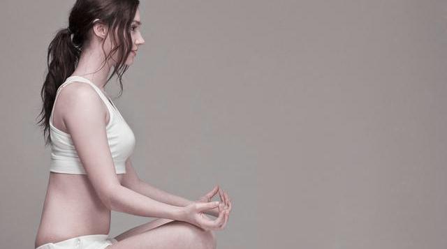 女生经常盘腿坐的好处和坏处，盘腿坐的好处和坏处（盘腿坐对膝盖有伤害吗）