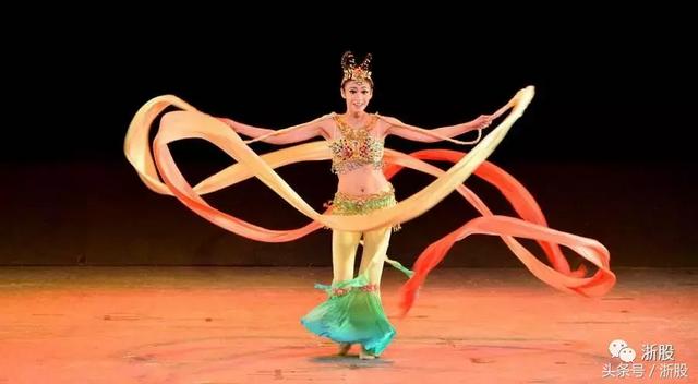 吴小晖三次婚宴，吴小晖的三任妻子是谁（2018股市春晚）