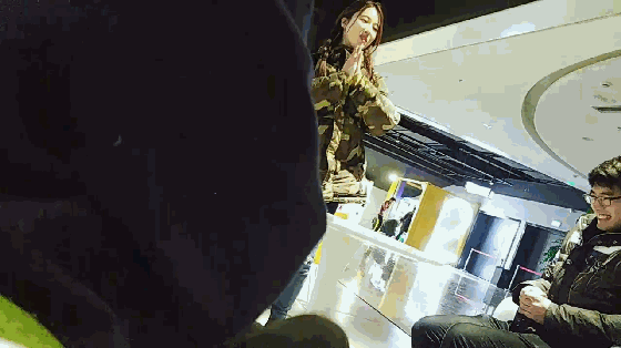 情人节调戏美女，给女朋友一次正式的表白（轩子巨2兔情人节户外直播给粉丝挑礼物）