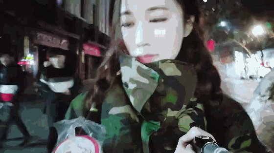 情人节调戏美女，给女朋友一次正式的表白（轩子巨2兔情人节户外直播给粉丝挑礼物）