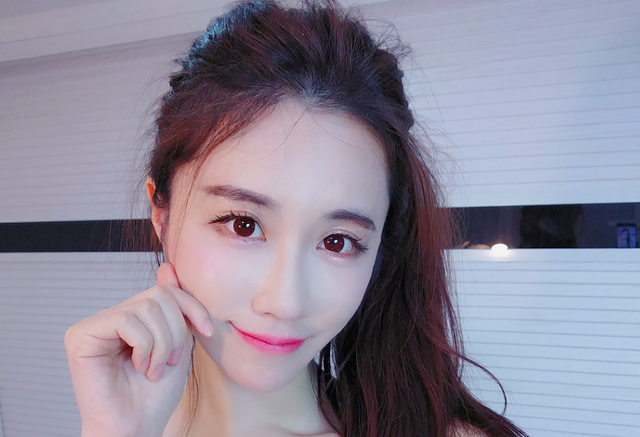 情人节调戏美女，给女朋友一次正式的表白（轩子巨2兔情人节户外直播给粉丝挑礼物）