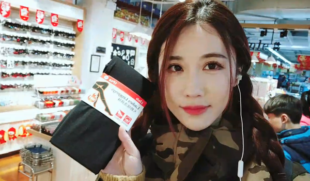 情人节调戏美女，给女朋友一次正式的表白（轩子巨2兔情人节户外直播给粉丝挑礼物）