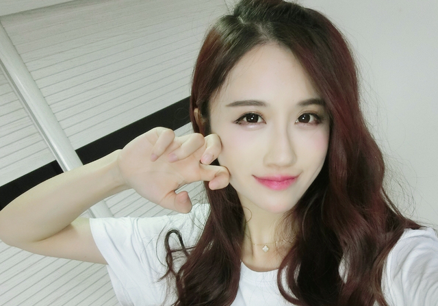 情人节调戏美女，给女朋友一次正式的表白（轩子巨2兔情人节户外直播给粉丝挑礼物）