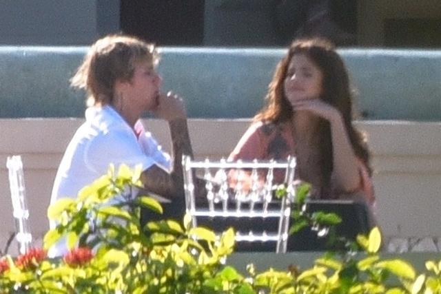 贾斯汀比伯头像，贾斯汀比伯微信（携手出席的Jelena甜过情人节）