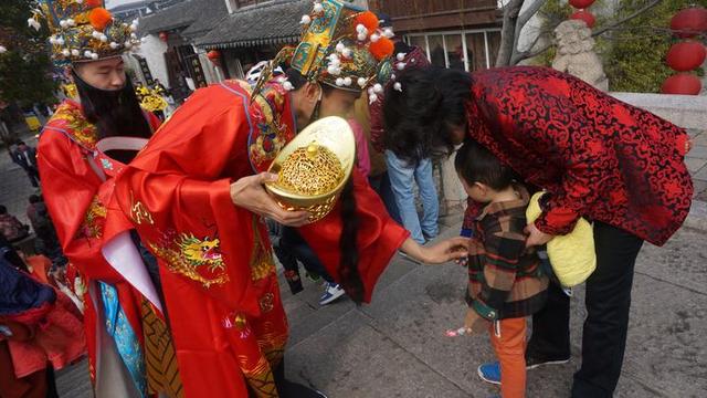 祭拜财神爷有什么讲究，财神爷需要拜吗（正月初五迎财神都有啥讲究）